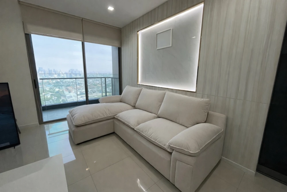 Star View condo for rent, 2 bedrooms, spacious living area, high-quality built-in furniture, and private lift. Book now!
