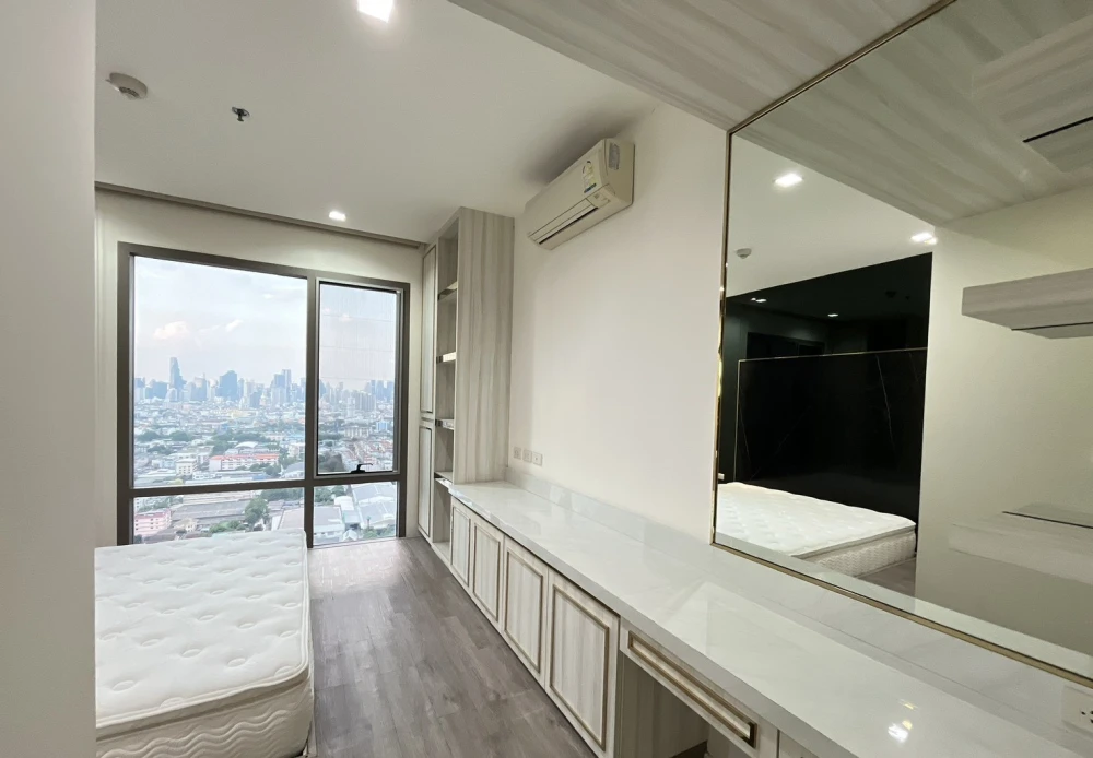 Star View condo for rent, 2 bedrooms, spacious living area, high-quality built-in furniture, and private lift. Book now!