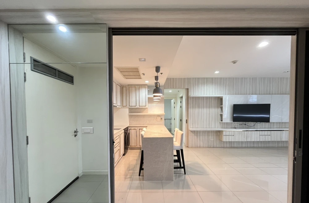 Star View condo for rent, 2 bedrooms, spacious living area, high-quality built-in furniture, and private lift. Book now!