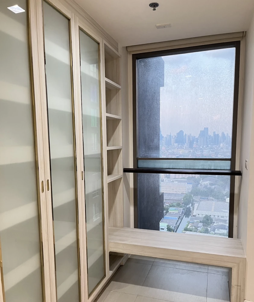 Star View condo for rent, 2 bedrooms, spacious living area, high-quality built-in furniture, and private lift. Book now!