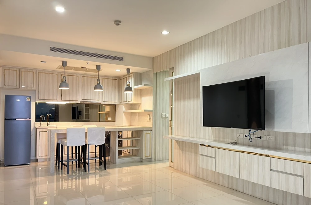 Star View condo for rent, 2 bedrooms, spacious living area, high-quality built-in furniture, and private lift. Book now!
