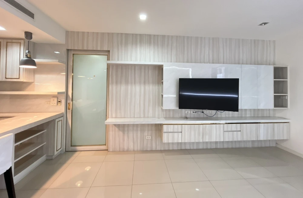 Star View condo for rent, 2 bedrooms, spacious living area, high-quality built-in furniture, and private lift. Book now!