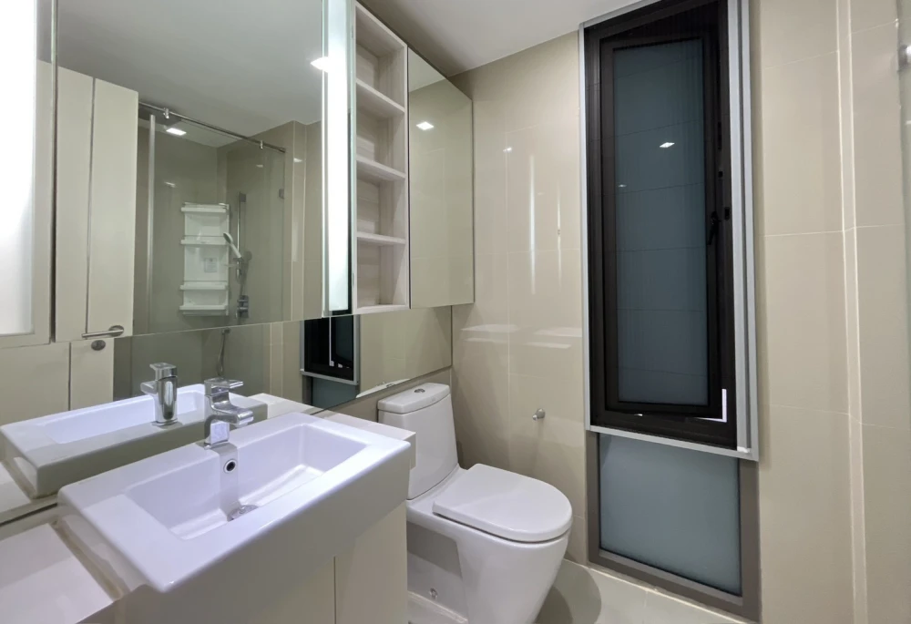 Star View condo for rent, 2 bedrooms, spacious living area, high-quality built-in furniture, and private lift. Book now!
