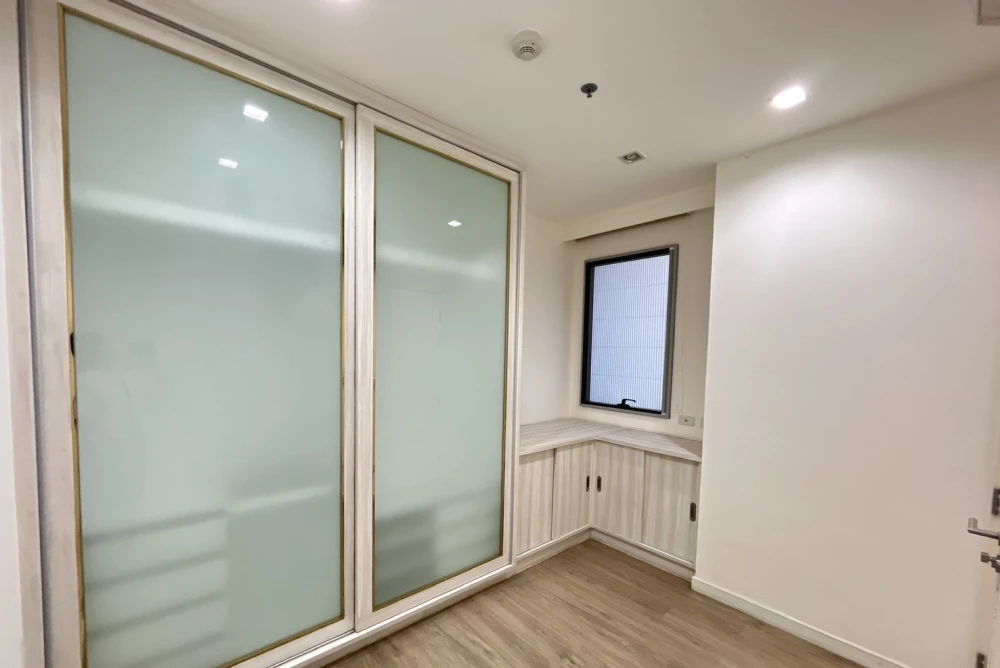 Star View condo for rent, 2 bedrooms, spacious living area, high-quality built-in furniture, and private lift. Book now!