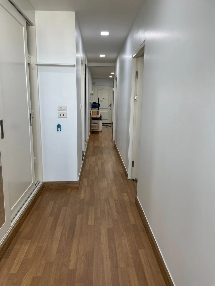 For rent: State Tower, corner unit, 63 sq.m., 28th floor, facing lebua Hotel, fully furnished, ready to move in.