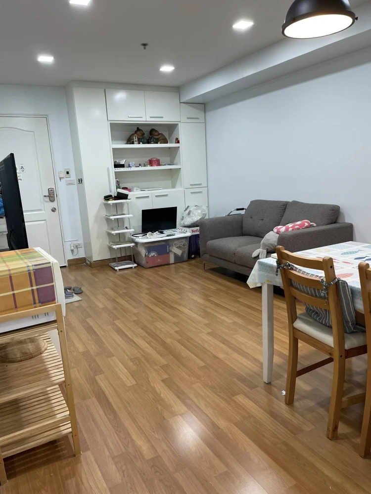 For rent: State Tower, corner unit, 63 sq.m., 28th floor, facing lebua Hotel, fully furnished, ready to move in.