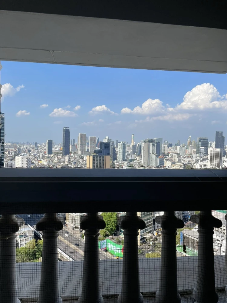 For rent: State Tower, corner unit, 63 sq.m., 28th floor, facing lebua Hotel, fully furnished, ready to move in.