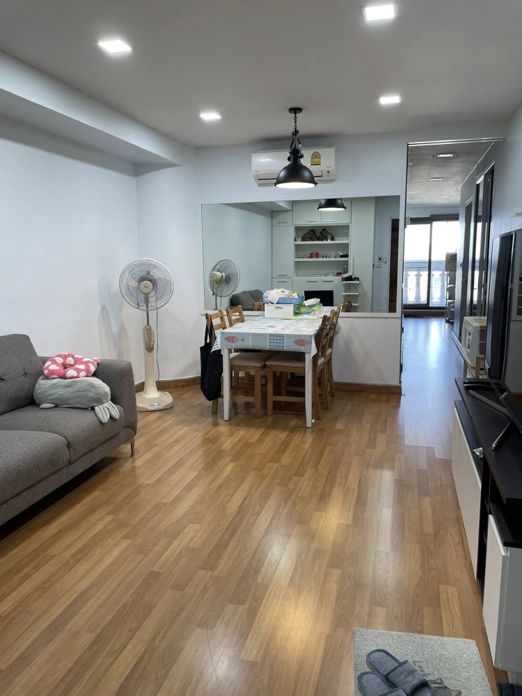 For rent: State Tower, corner unit, 63 sq.m., 28th floor, facing lebua Hotel, fully furnished, ready to move in.