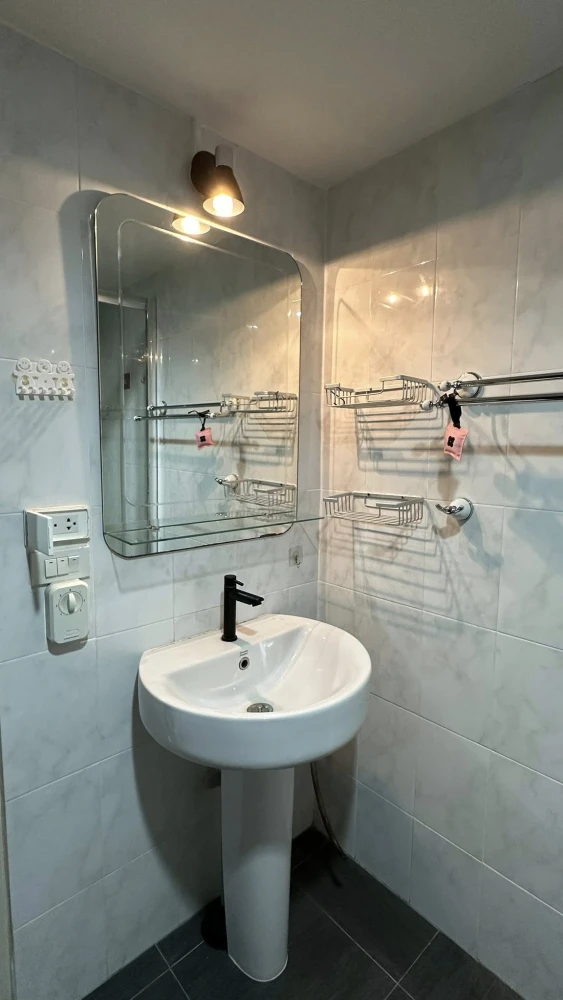 For rent: State Tower, 32nd floor (very high!). Fully furnished with appliances. You can't miss this opportunity!