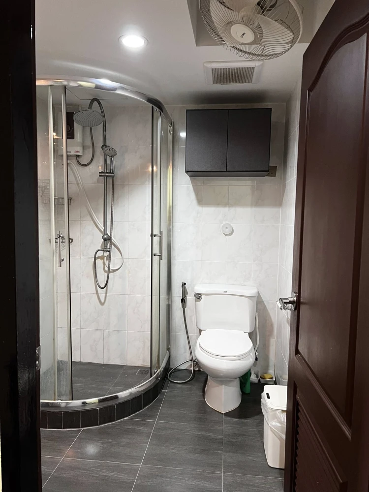 For rent: State Tower, 32nd floor (very high!). Fully furnished with appliances. You can't miss this opportunity!