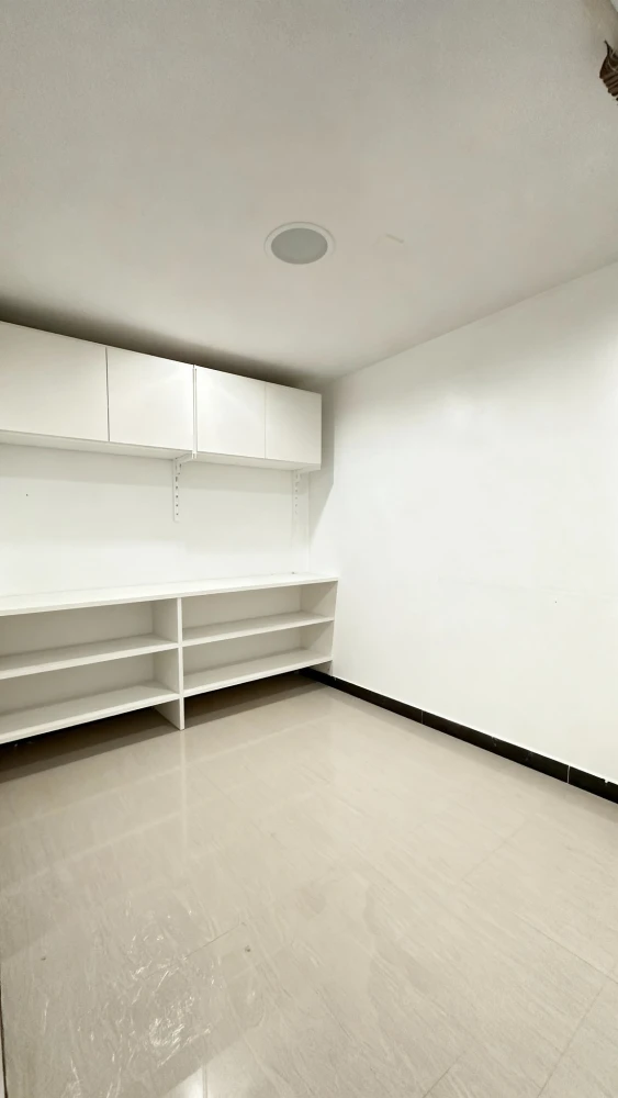 For rent: State Tower, 32nd floor (very high!). Fully furnished with appliances. You can't miss this opportunity!