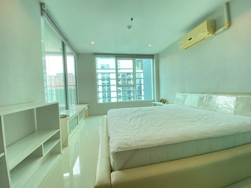 For rent: Sukhumvit Living Town, 32nd floor, fully furnished unit. Book now! Don't miss out!