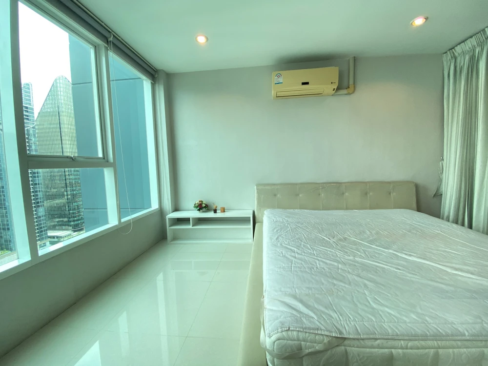 For rent: Sukhumvit Living Town, 32nd floor, fully furnished unit. Book now! Don't miss out!