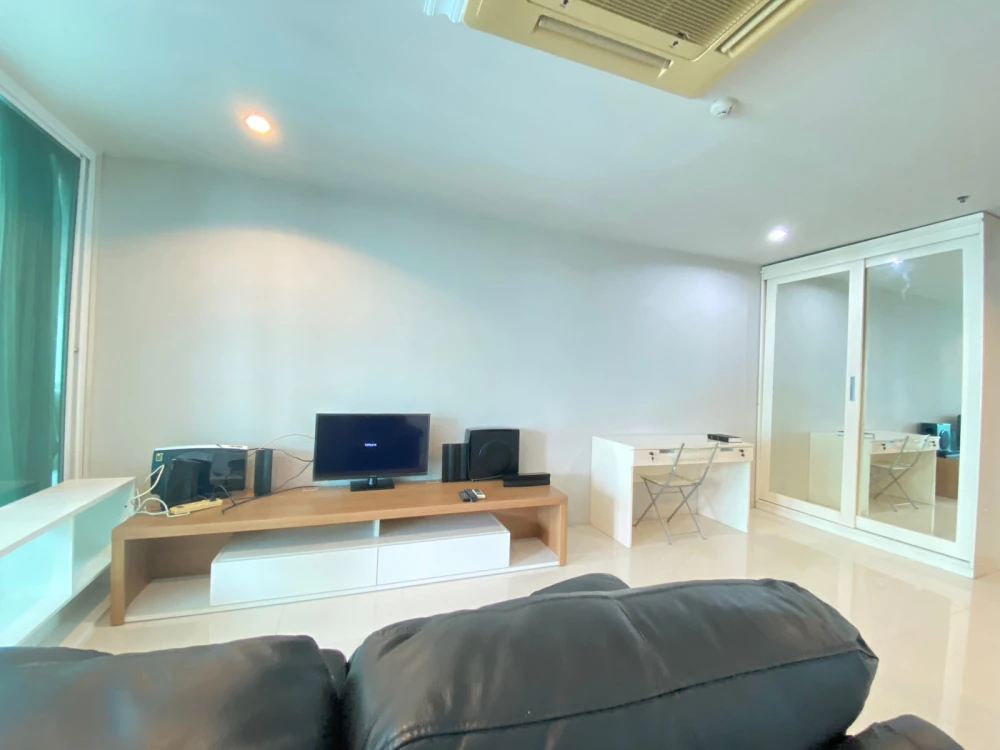 For rent: Sukhumvit Living Town, 32nd floor, fully furnished unit. Book now! Don't miss out!