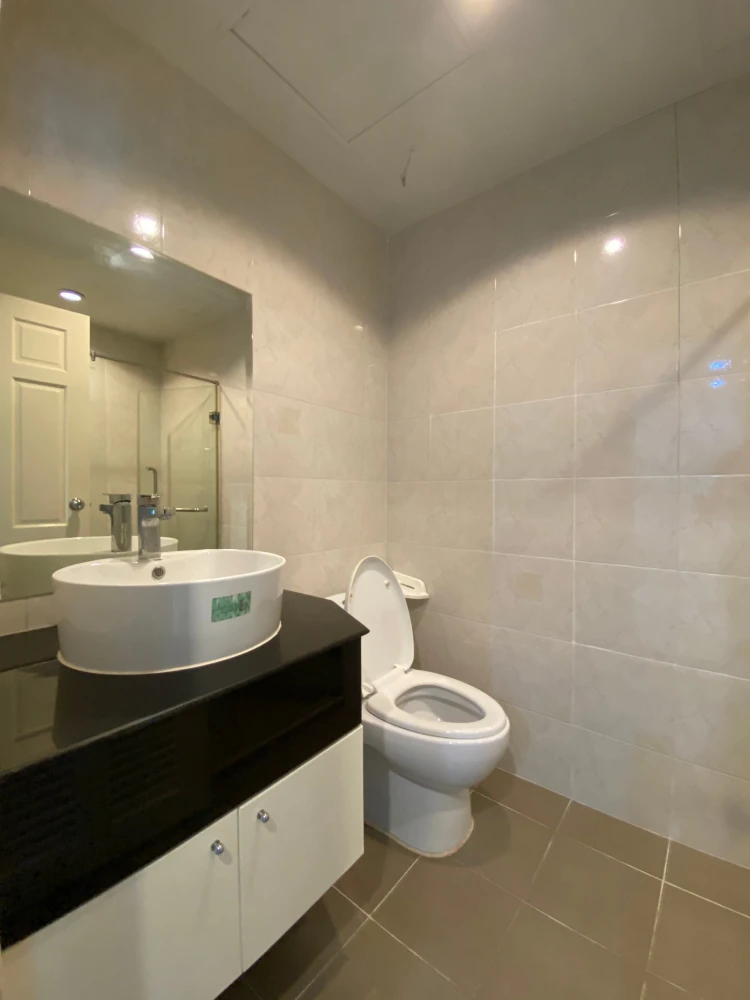 For rent: Sukhumvit Living Town, 32nd floor, fully furnished unit. Book now! Don't miss out!