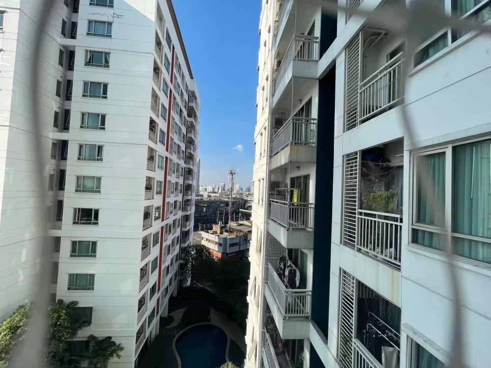 For rent: Sukhumvit Plus condo, nice room on the 10th floor, spacious living area, great location. Just bring your bags and move in!