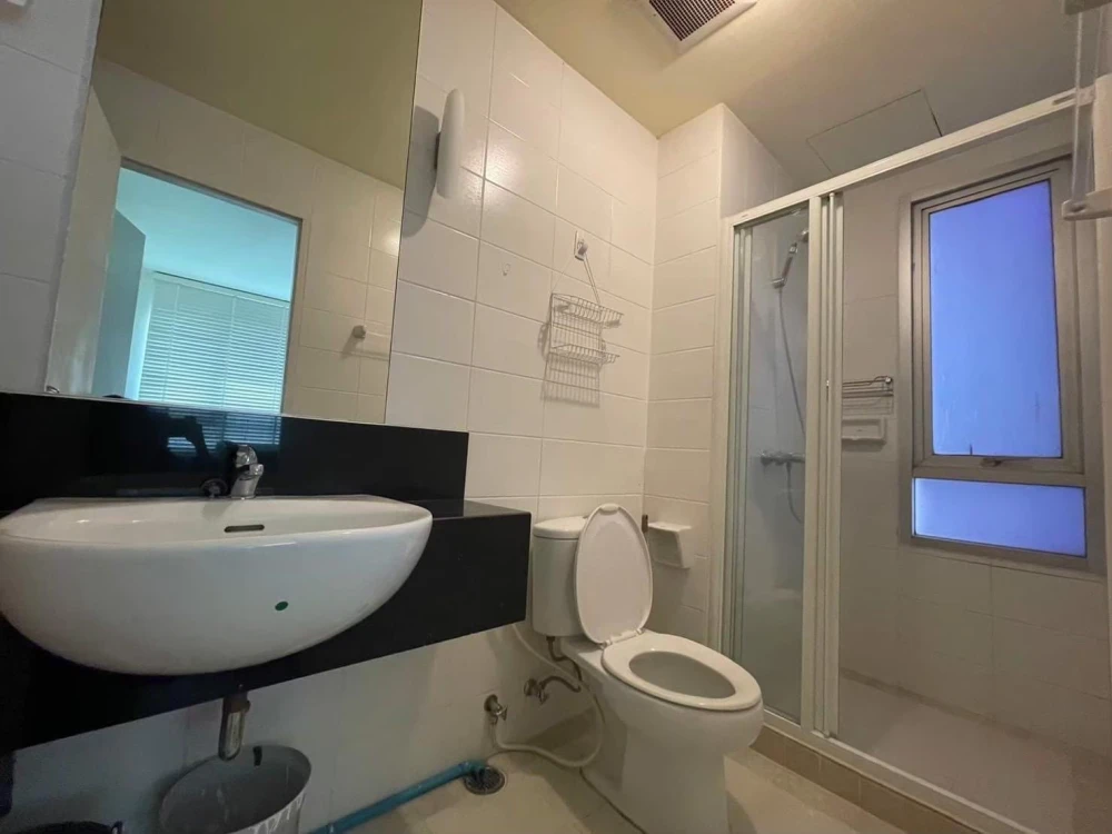 For rent: Sukhumvit Plus condo, nice room on the 10th floor, spacious living area, great location. Just bring your bags and move in!