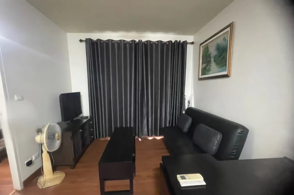 For rent: Sukhumvit Plus condo, nice room on the 10th floor, spacious living area, great location. Just bring your bags and move in!