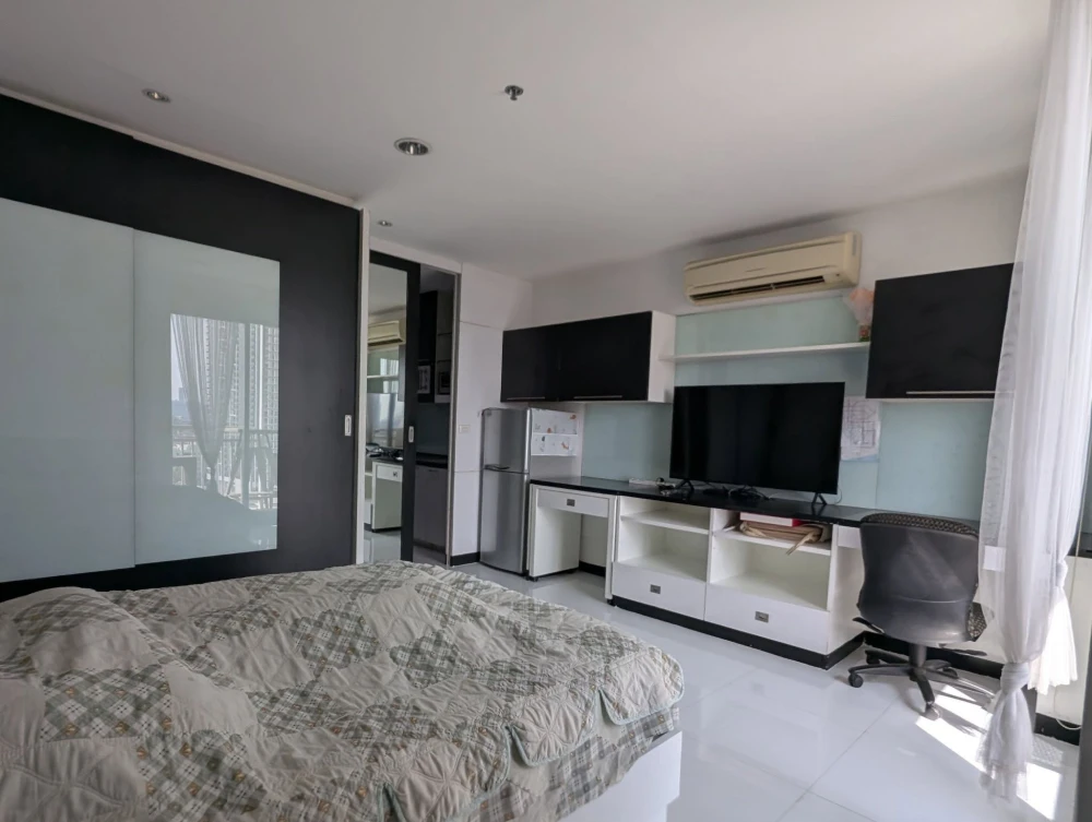 For rent: Sukhumvit Plus studio apartment, fully furnished with all amenities. Don't miss this great deal!