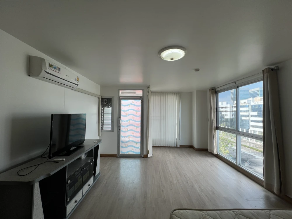 Sunshine Condominium for rent. A comfortable condo near the expressway and lifestyle amenities. Fully furnished and ready to move in.