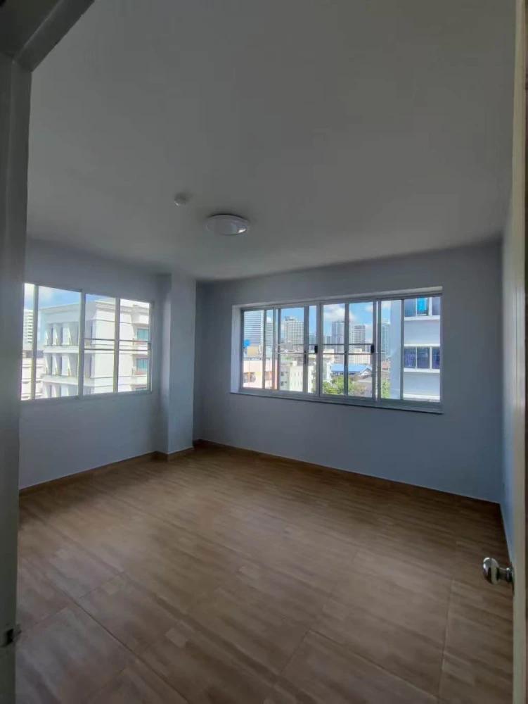 For rent: Supalai City Home Ratchada, unfurnished unit with spacious living area, great location, and convenient transportation. Book now!