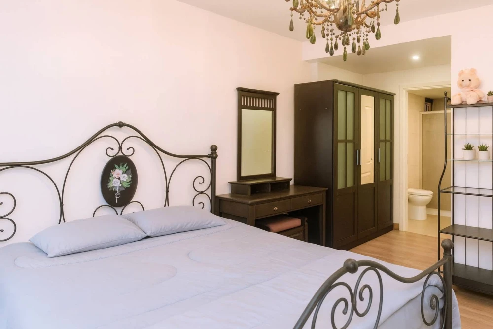 For rent: Supalai City Resort Bearing Station (Lasalle), 3rd floor unit with spacious living area, fully furnished. Book now!