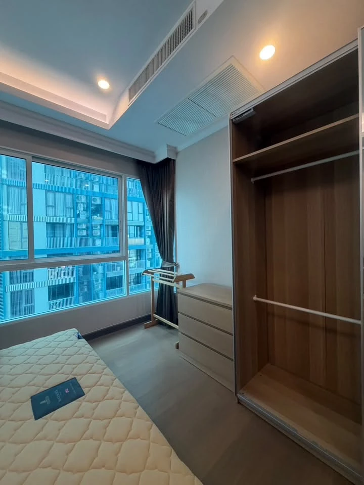 For rent: Supalai Elite Payathai 1-bedroom unit, spacious living area, prime location, fully furnished. Book now!