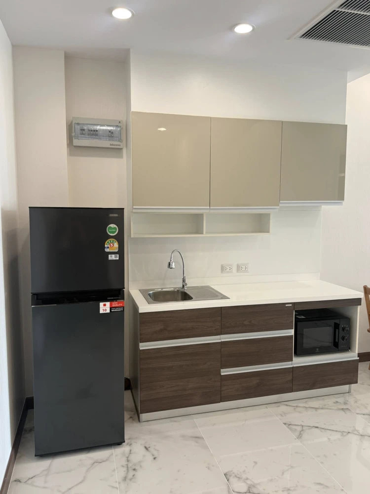 For rent: Supalai Elite Surawong, 1 bedroom, 1 bathroom, spacious living area, fully furnished, great location. Book now!