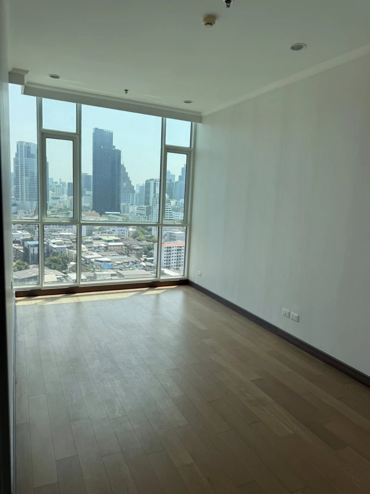 For rent: Supalai Elite Surawong, 1 bedroom, 1 bathroom, spacious living area, fully furnished, great location. Book now!