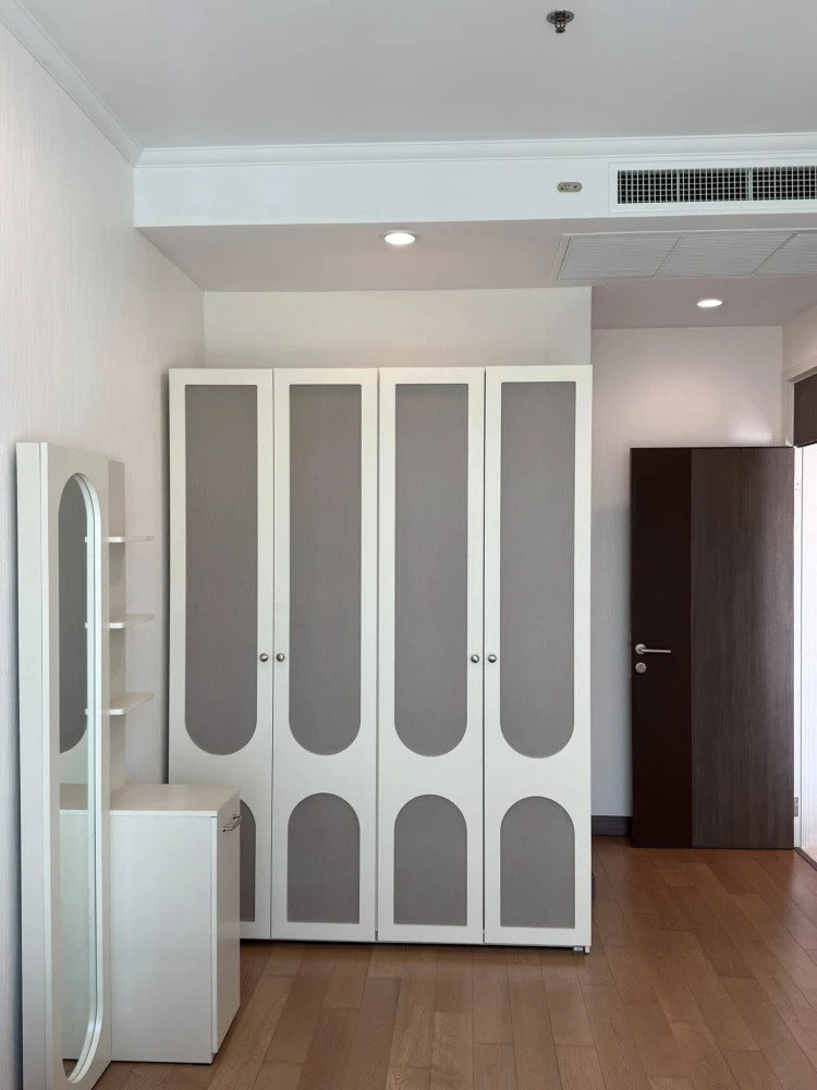 For rent: Supalai Elite Surawong, 1 bedroom, 1 bathroom, spacious living area, fully furnished, great location. Book now!