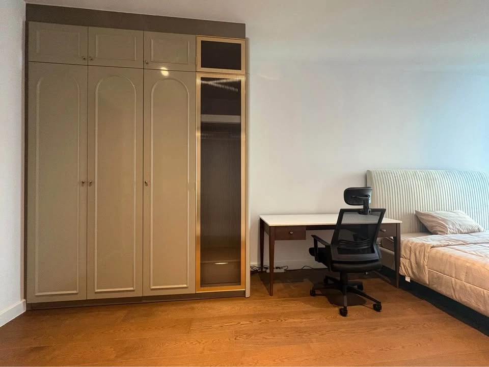 For rent: Supalai ICON Sathorn, spacious unit with high-quality built-in furniture. Don't miss out!