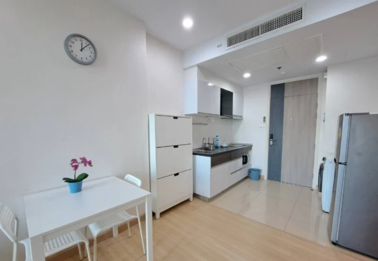 For rent: Supalai Lite @ Ratchada-Narathiwas-Sathorn, 25th floor. Nice, fully furnished unit. Book now!