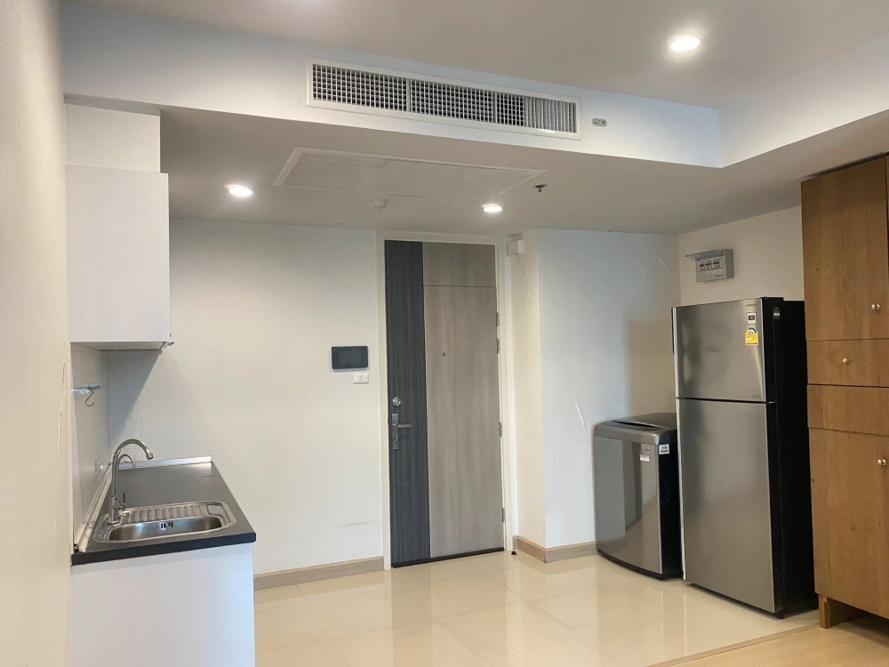 For rent: Supalai Lite @ Ratchada-Narathiwas-Sathorn, high floor unit, fully furnished, ready to move in. Just bring your suitcase! Book now before it