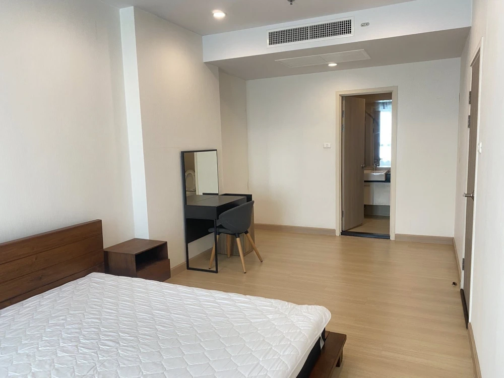 For rent: Supalai Lite @ Ratchada-Narathiwas-Sathorn, high floor unit, fully furnished, ready to move in. Just bring your suitcase! Book now before it