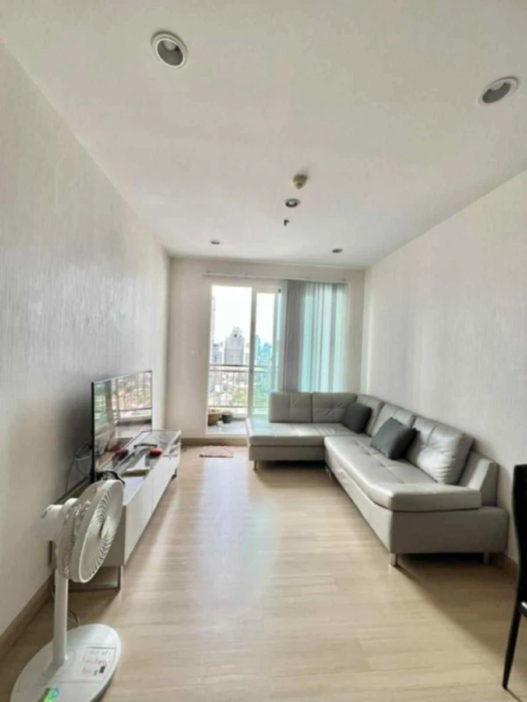 For rent Supalai Lite @ Ratchada-Narathiwas-Sathorn, a nice room with lots of usable space. Don't miss out on this great deal.