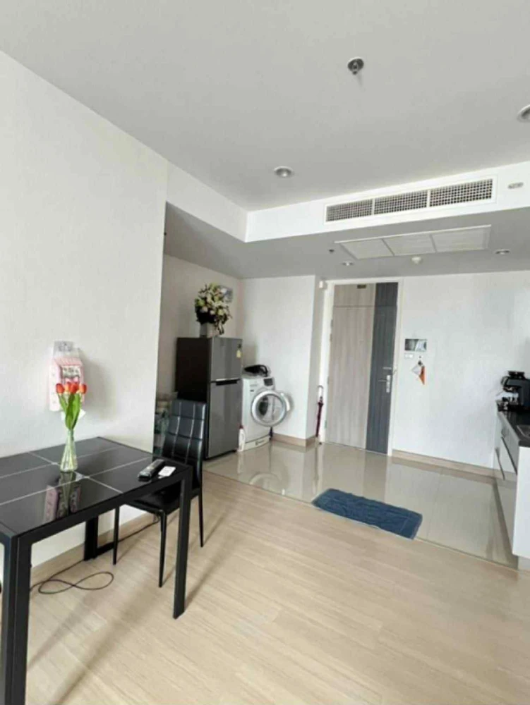For rent Supalai Lite @ Ratchada-Narathiwas-Sathorn, a nice room with lots of usable space. Don't miss out on this great deal.