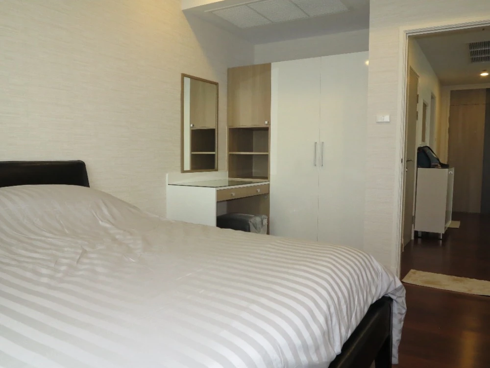 For rent: Supalai Lite Sathorn Charoenrat, 24th floor, fully furnished, very livable. Book now!