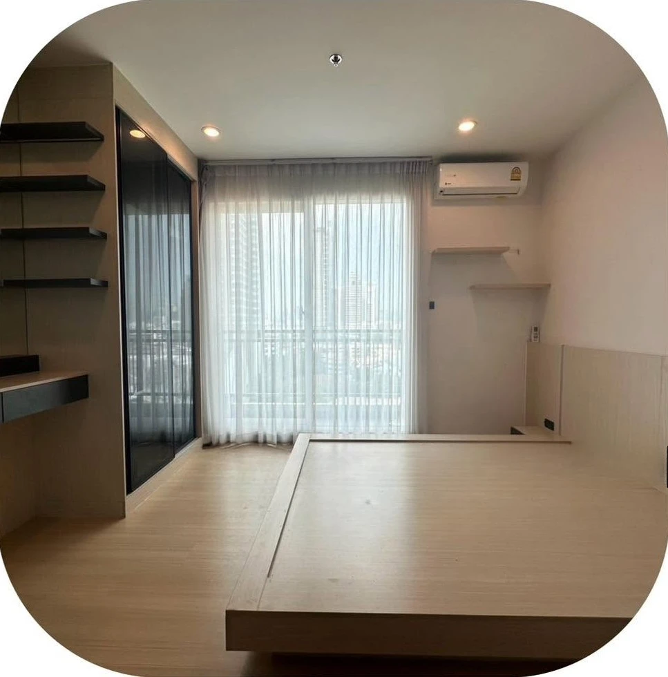 For rent: Supalai Lite Ratchada-Narathiwat-Sathorn. Beautiful, clean room with complete furniture and appliances. Just bring your bags and move in!