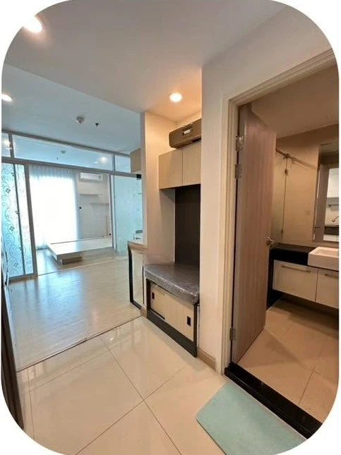 For rent: Supalai Lite Ratchada-Narathiwat-Sathorn. Beautiful, clean room with complete furniture and appliances. Just bring your bags and move in!