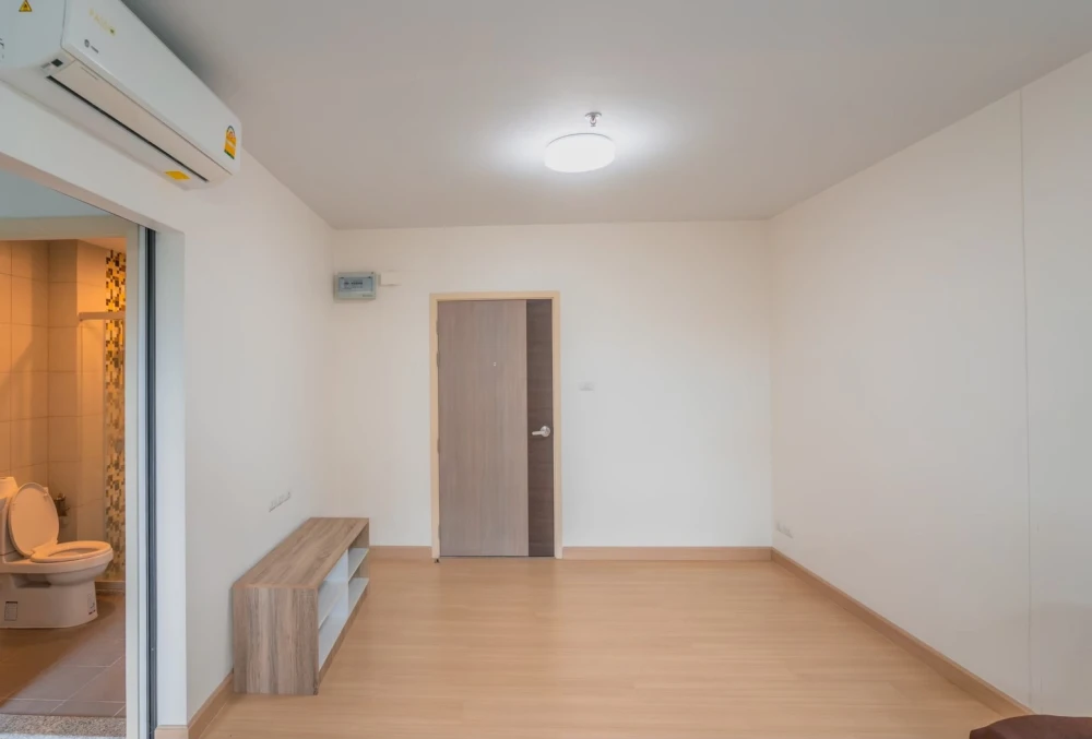 Supalai loft for rent at Talat Phlu Station. Spacious room, comfortable living, affordable price. Just bring your belongings and move in. Hurry and re