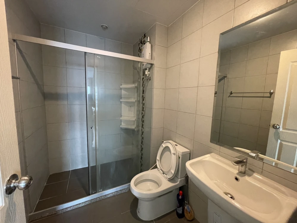 For rent: Supalai Loft Talat Phlu Station, room on the 32nd floor, very spacious room. If you're slow, you'll miss out.