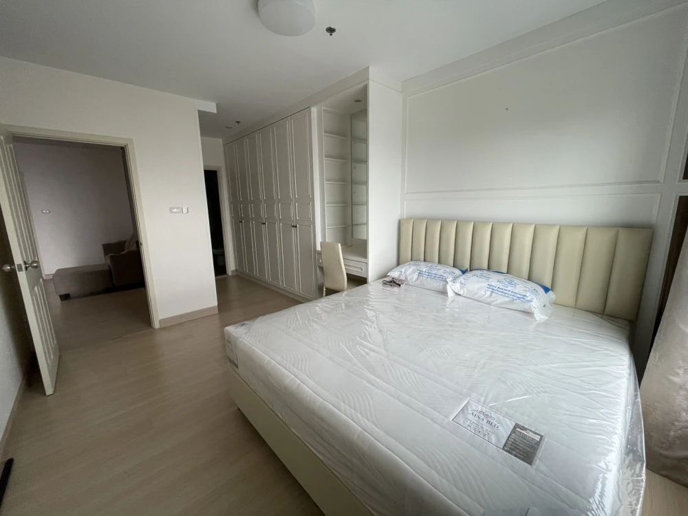 For rent: Supalai Loft Talat Phlu Station, room on the 32nd floor, very spacious room. If you're slow, you'll miss out.