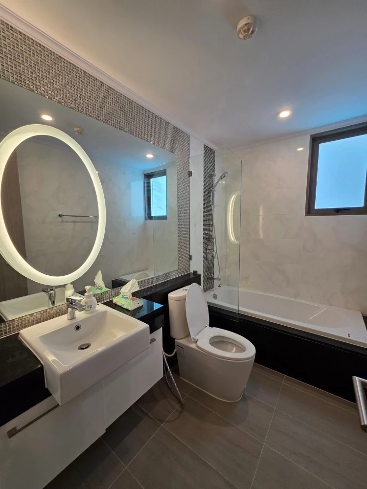 For rent: Supalai Oriental Sukhumvit 39, 2 spacious bedrooms, fully furnished with appliances. Don't miss out!