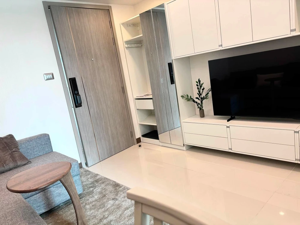 For rent: Supalai Oriental Sukhumvit 39. Very spacious unit with maximum usable space. Fully furnished and equipped with complete appliances.