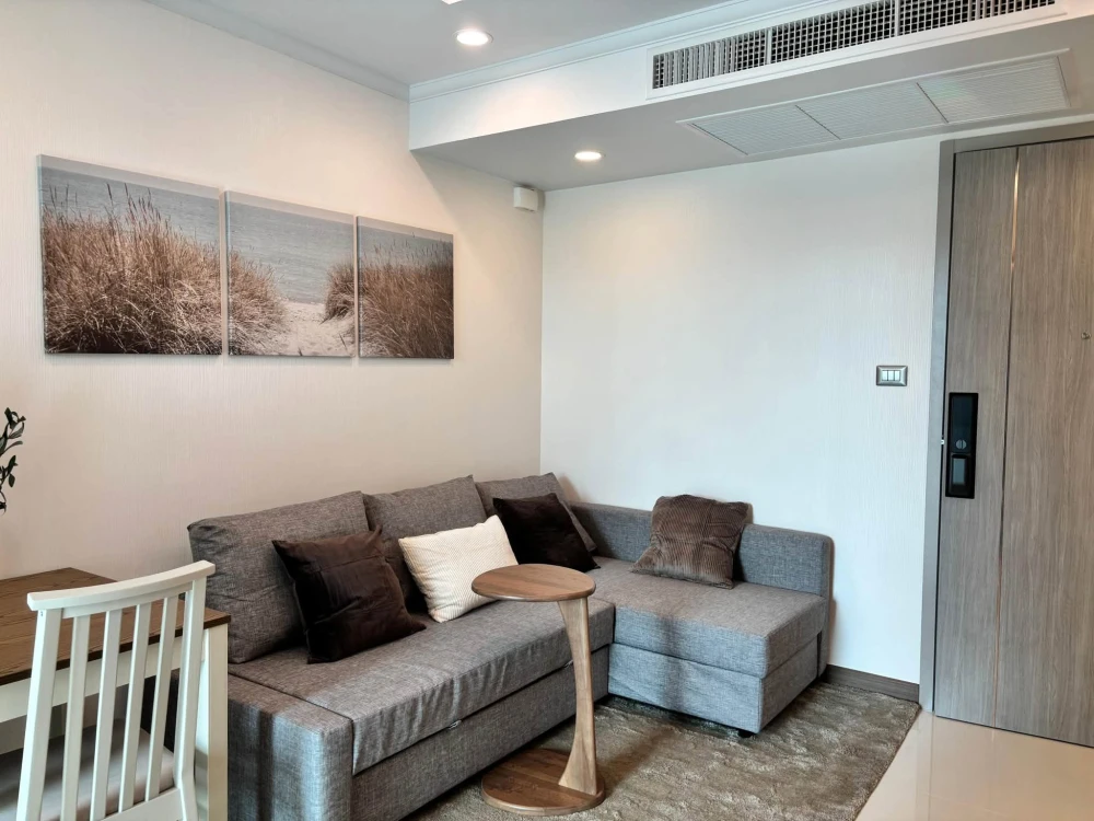 For rent: Supalai Oriental Sukhumvit 39. Very spacious unit with maximum usable space. Fully furnished and equipped with complete appliances.