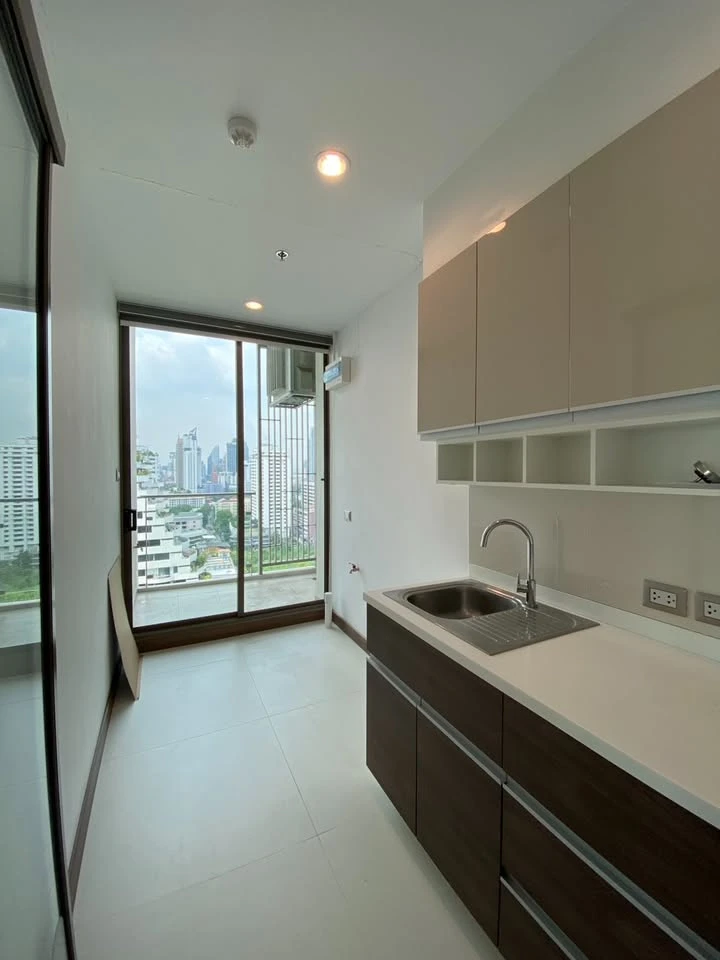 For rent Supalai Oriental Sukhumvit 39, empty room with kitchen, lots of usable space, definitely comfortable, hurry and book now.