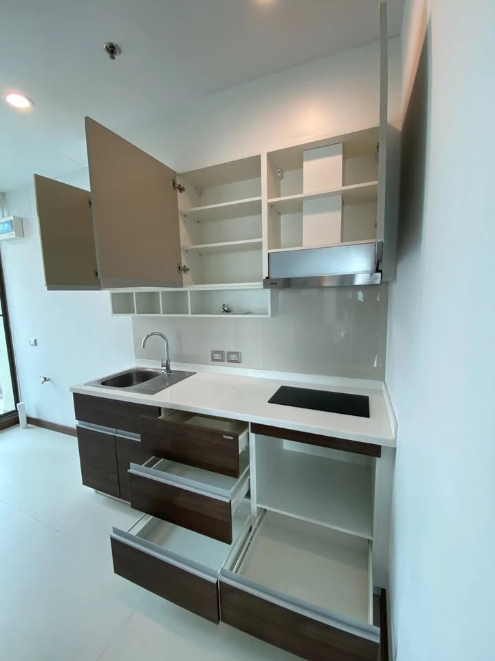 For rent Supalai Oriental Sukhumvit 39, empty room with kitchen, lots of usable space, definitely comfortable, hurry and book now.