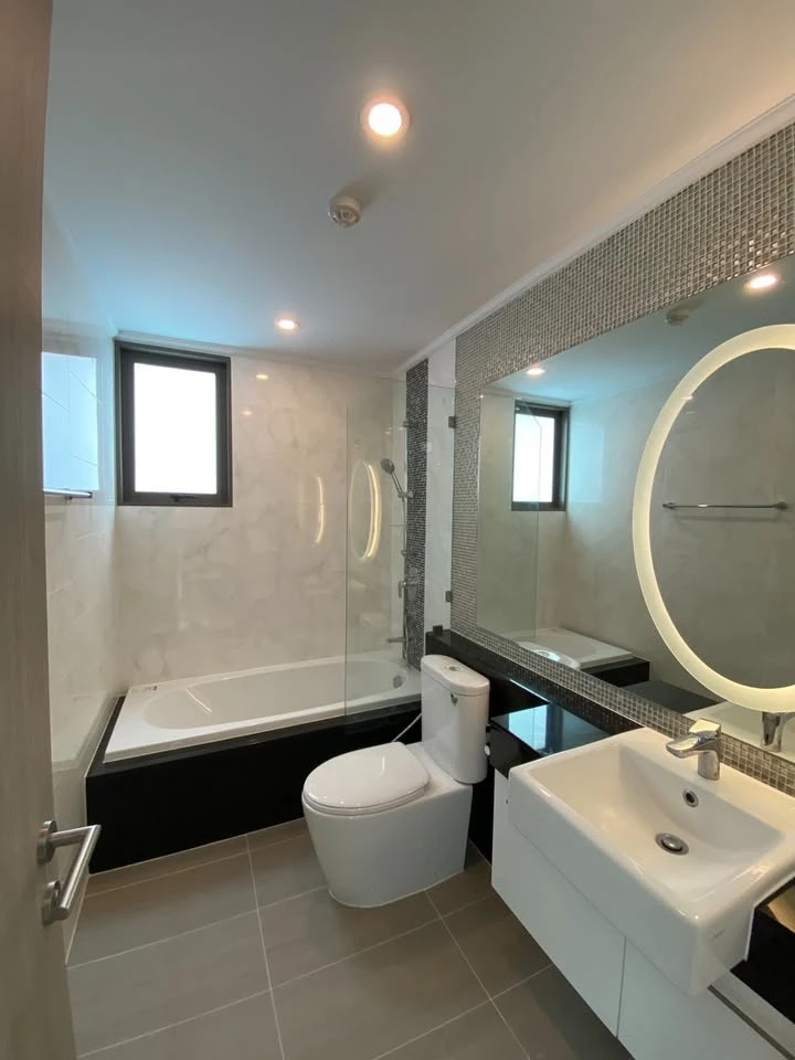 For rent Supalai Oriental Sukhumvit 39, empty room with kitchen, lots of usable space, definitely comfortable, hurry and book now.