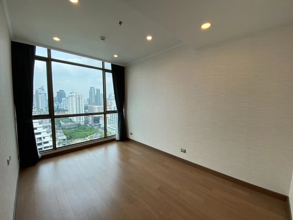 For rent Supalai Oriental Sukhumvit 39, empty room with kitchen, lots of usable space, definitely comfortable, hurry and book now.