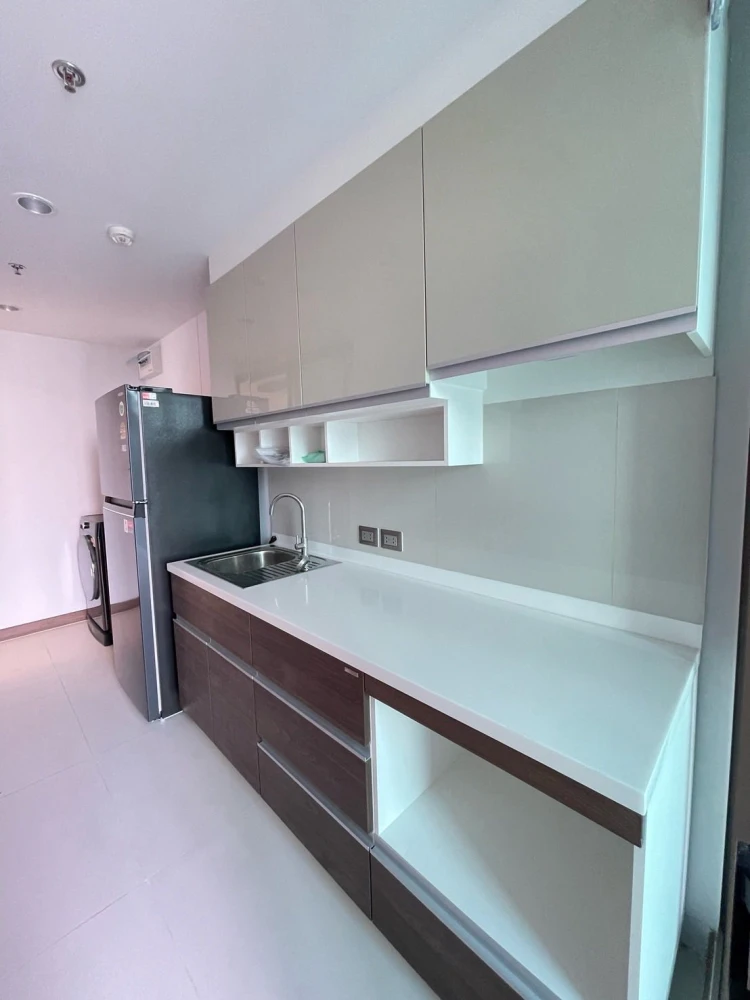 For rent: Supalai Oriental Sukhumvit 39, fully furnished with modern luxury decor and stunning Sukhumvit road views. All appliances included. Don't mi